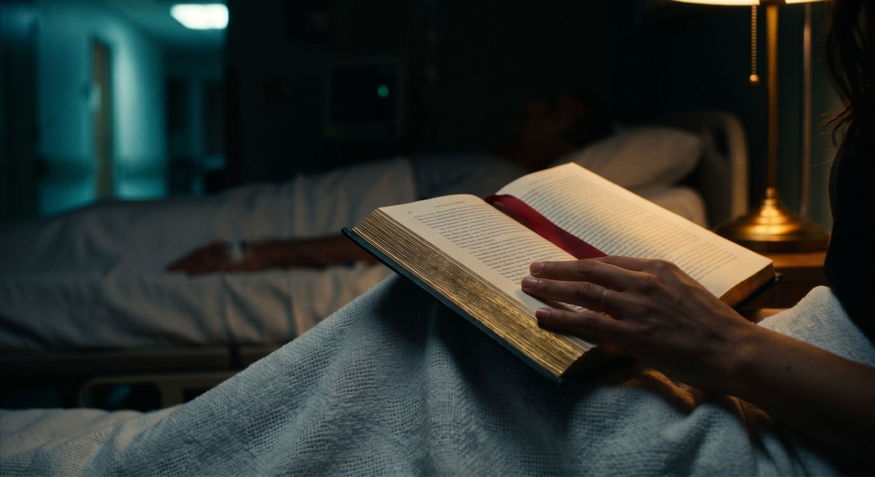 Un homme plongé dans le coma et sa femme lui lisant un livre